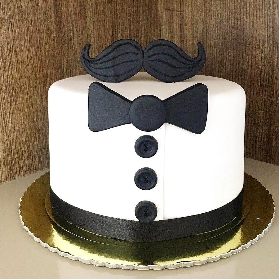 Pastel real estilo esmoquin con moño negro