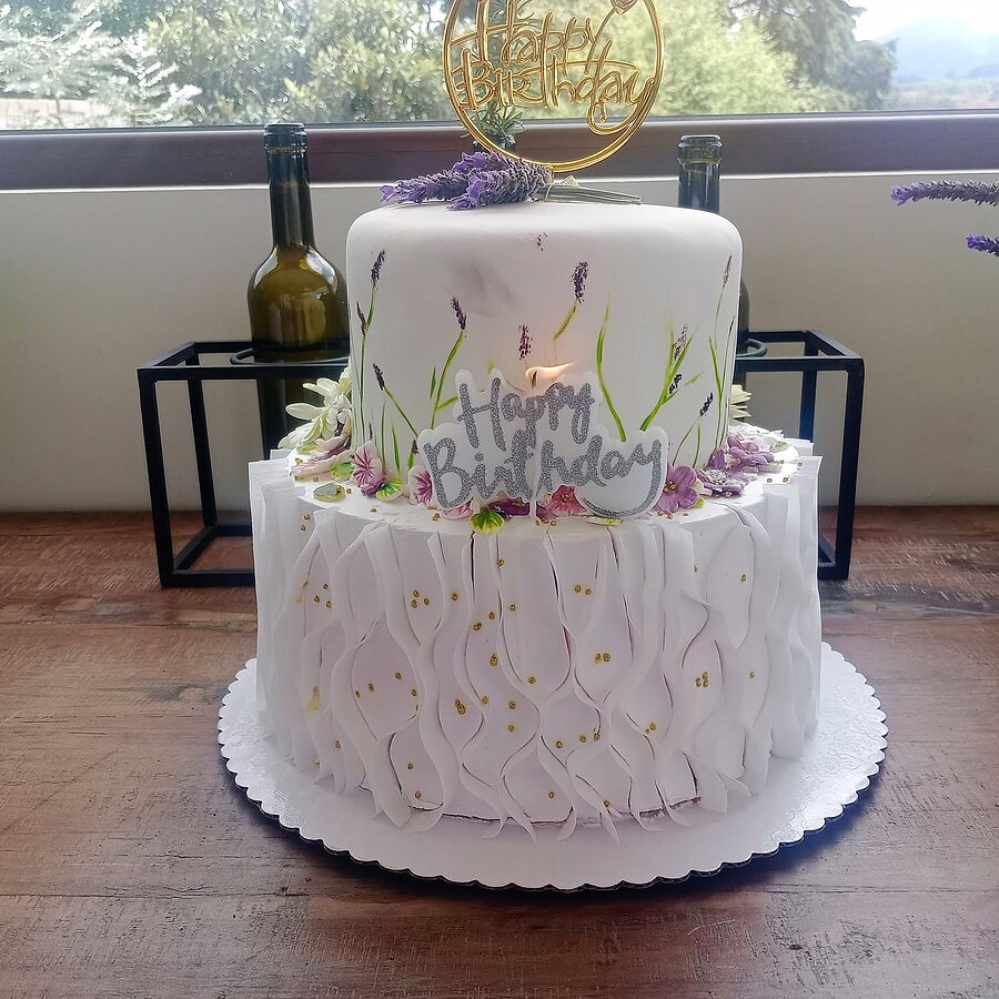 Pastel real blanco texturizado con flores prensadas