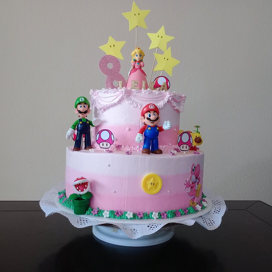 Pastel real infantil rosado con personajes